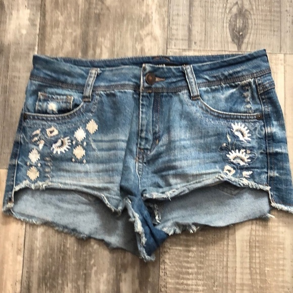 HARPER MID RISE SIDE EMBROIDERED JEAN SHORTS size 27 - Picture 4 of 8